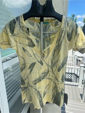 ☀️Hype Yellow and Charcoal Feather Print Tee